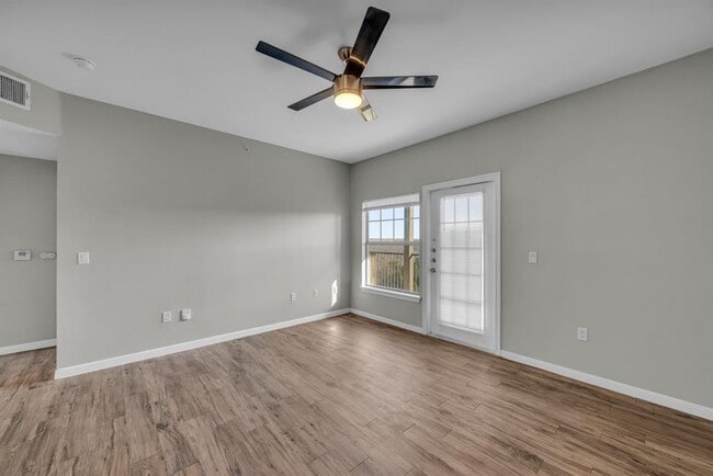 Photo - 2320 Gracy Farms Ln Unit 823