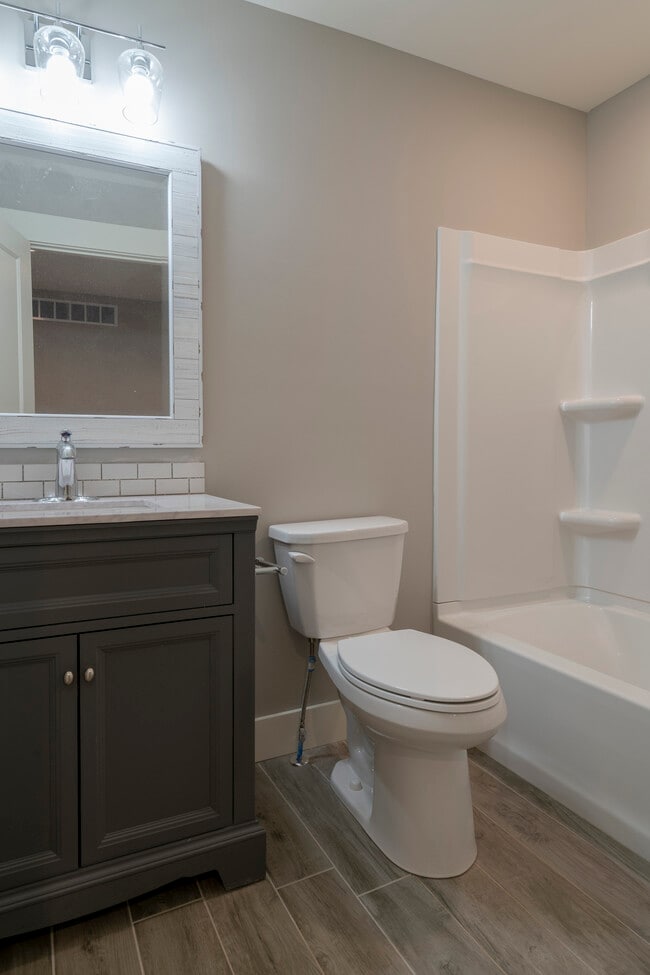 Photo - 1012 Helen St NE