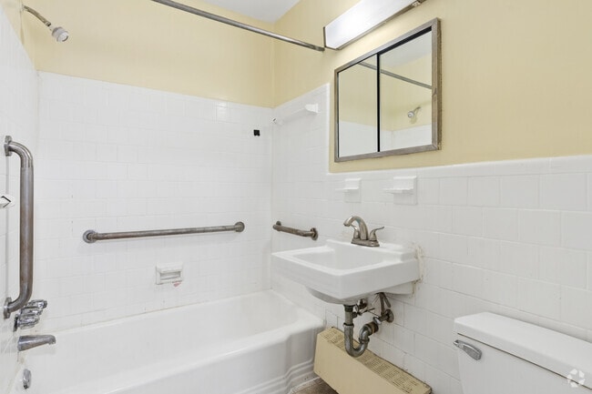 1BR, 1BA - 832SF - Bathroom