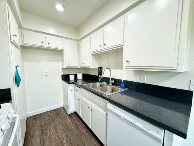 Photo - 1339-1349 Grace St