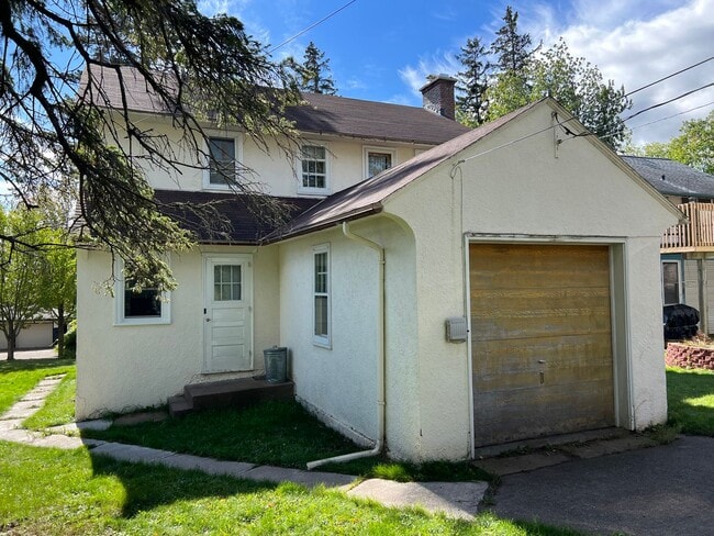 Building Photo - Duluth MN - 4 Bedroom - 2 Bath - 1 Car Gar...