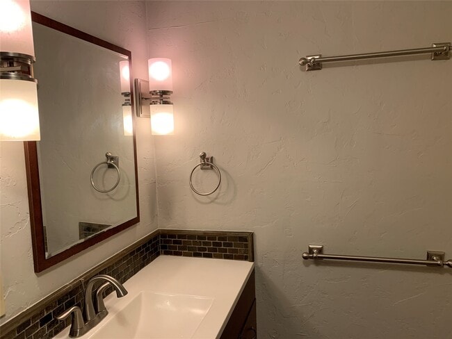 Building Photo - 606 Marshall St Unit B13