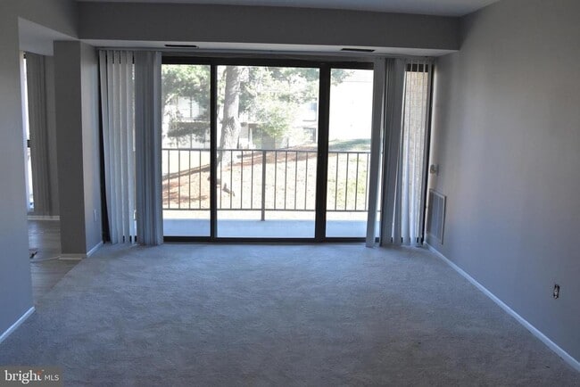 Building Photo - 2050 Royal Fern Ct Unit 11A