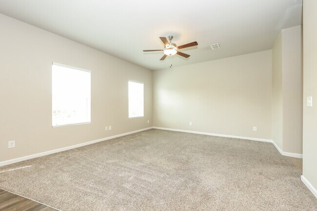 Photo - 2220 Lismore Dr