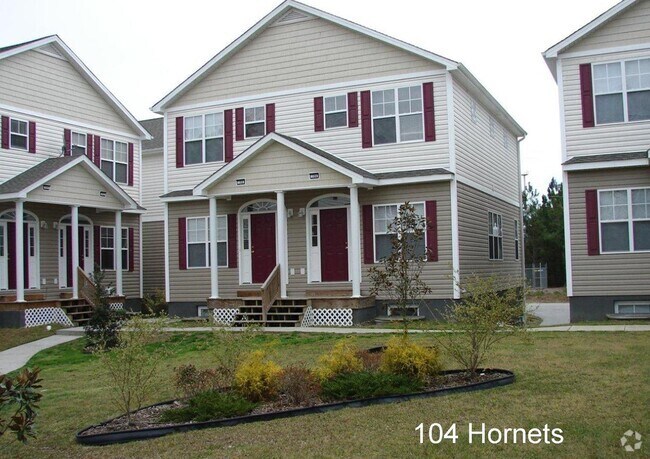 Building Photo - Beautiful Town Home in Tucker Creek