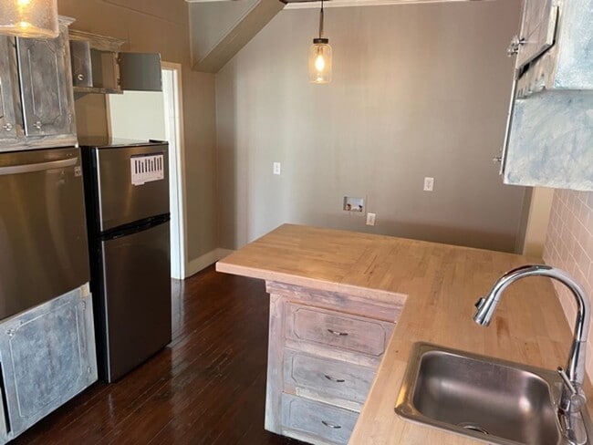 Photo - Remodeled 1 Bed Apartment near LSUS