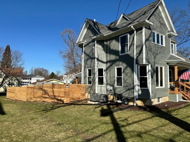 Photo - 473 E Elm St