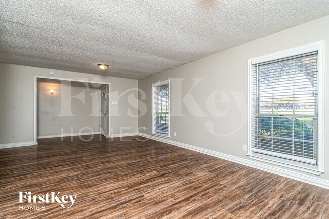 Photo - 4913 Alta Oaks Ln