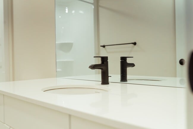 Photo - 307 Regent Ave E