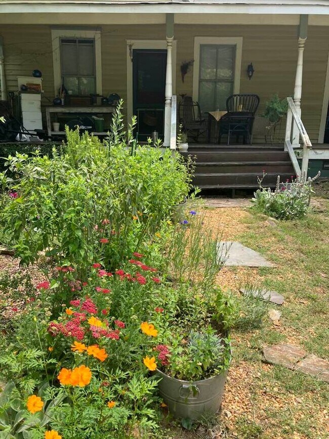 Building Photo - Charming 2BR Duplex in Boulevard – Walk to... Unit Barrow 135-A Rental