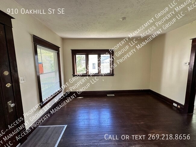 Photo - 910 Oakhill St SE