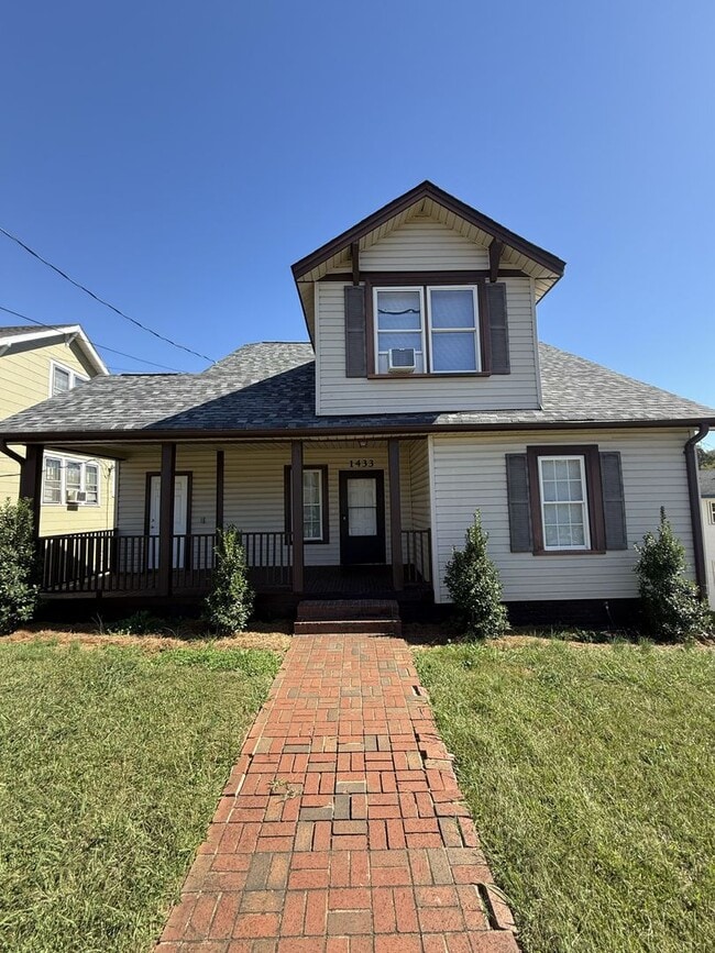 Building Photo - Close To Downtown & Vibrant Winston Attractions!!