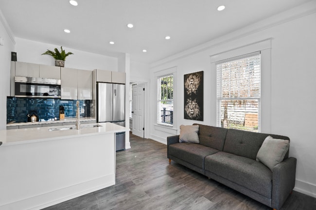 Building Photo - 2009 W Dekle Ave