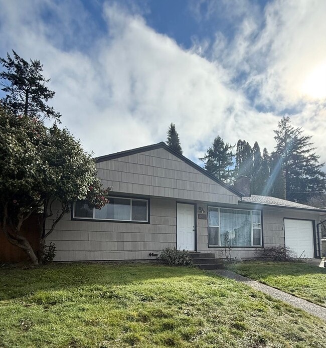 Building Photo - Rambler on corner lot in convenient Bremerton location!