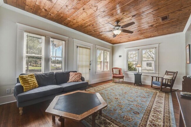 Photo - 601 E 8th St