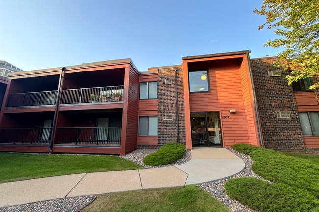 Building Photo - Quaint, Updated 1 Plus Den Condo in Bloomi... Unit 134