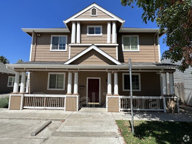 Building Photo - 722 W 18th St Rental