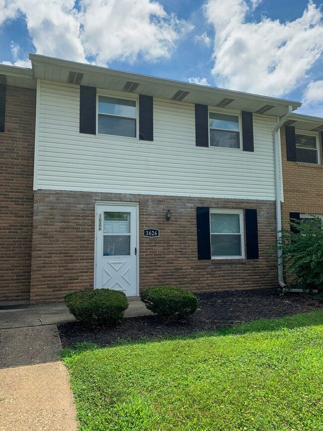 Photo - 1626 Williamsburg Ln E