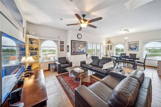 Building Photo - 9008 Collins Ave Unit 9008 Collins Ave appt 402