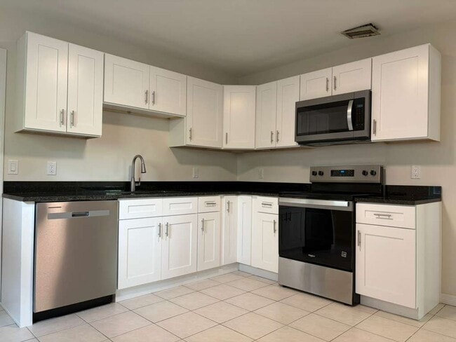 Photo - 3037 Clinton St S