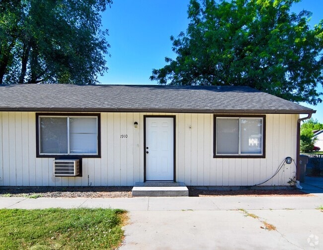Building Photo - Spacious 2 Bedroom Duplex _ Pet Friendly! Unit 1910 Rental