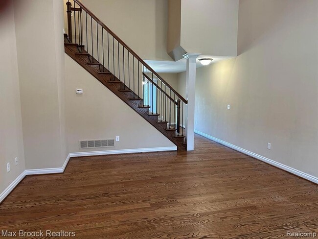 Photo - 1049 Birchwood Ave