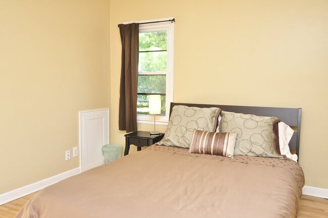 Photo - Spacious 3-Bed Duplex with Garage and 2 bathrooms in Minneapolis! Unit A