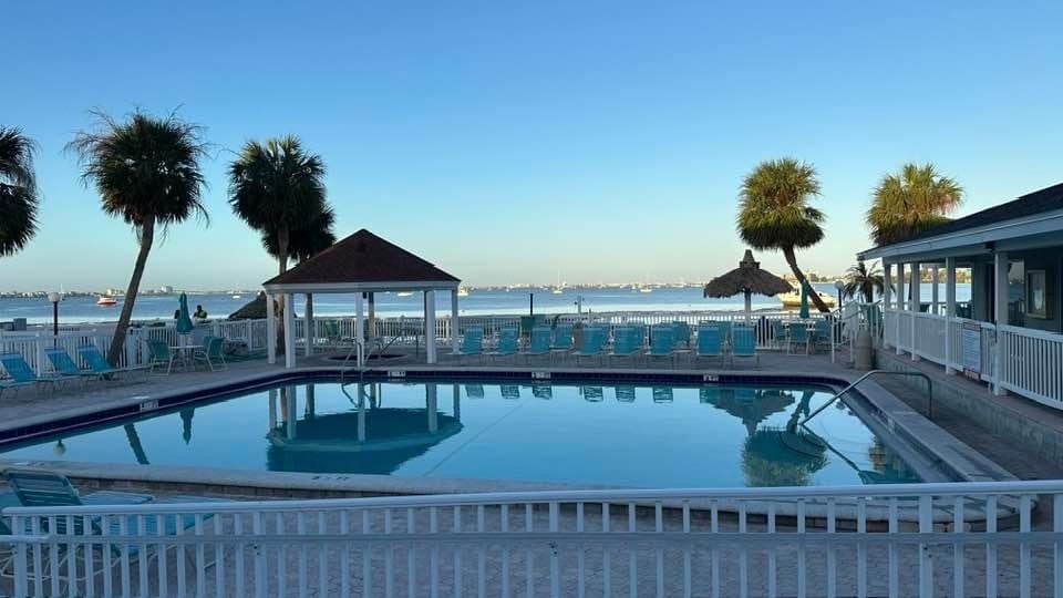 Beach Pool & Hot tub - 4190 35th Ter S (Saint Petersburg, FL)
