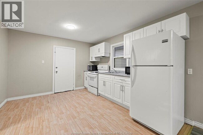 Photo - 722 Dougall Ave