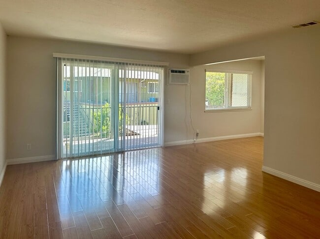 Building Photo - Spacious 2 Bedroom a Bath Upstairs Apartme... Unit #4 Rental