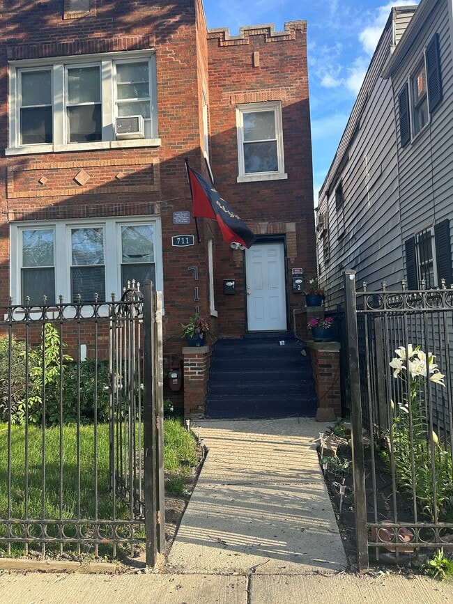 Building Photo - 711 E 92nd Pl