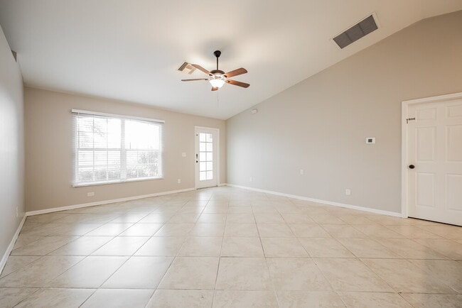 Photo - 719 Rue Labeau Cir