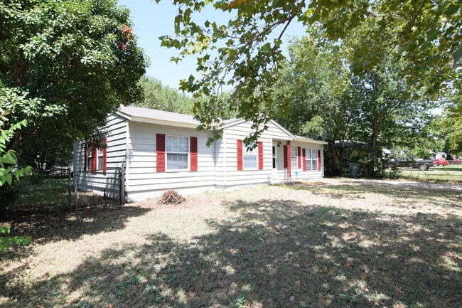 Photo - 705 Crockett Dr