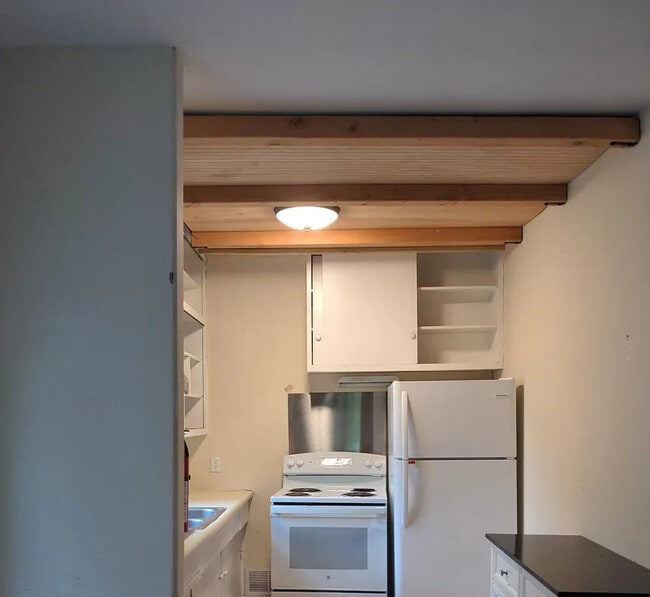 Kitchen - 16 Lawrence Ave