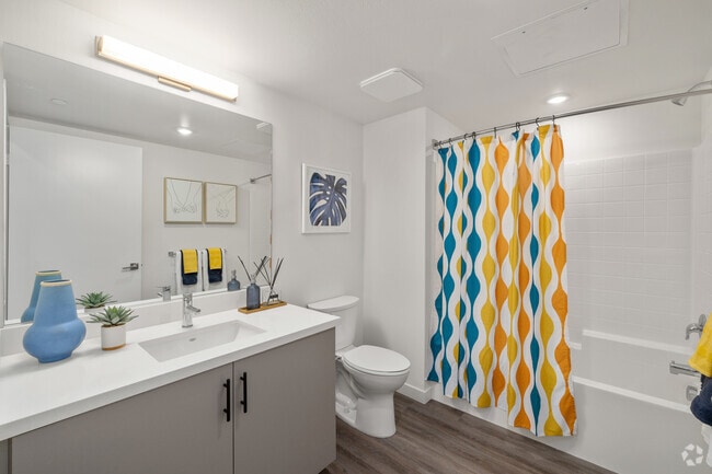 1BR, 1BA - 639SF - Bathroom