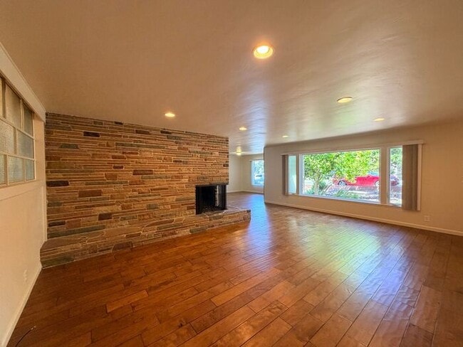 Building Photo - 3 Bed and 3 Bath Home Located Off of Forest Ave