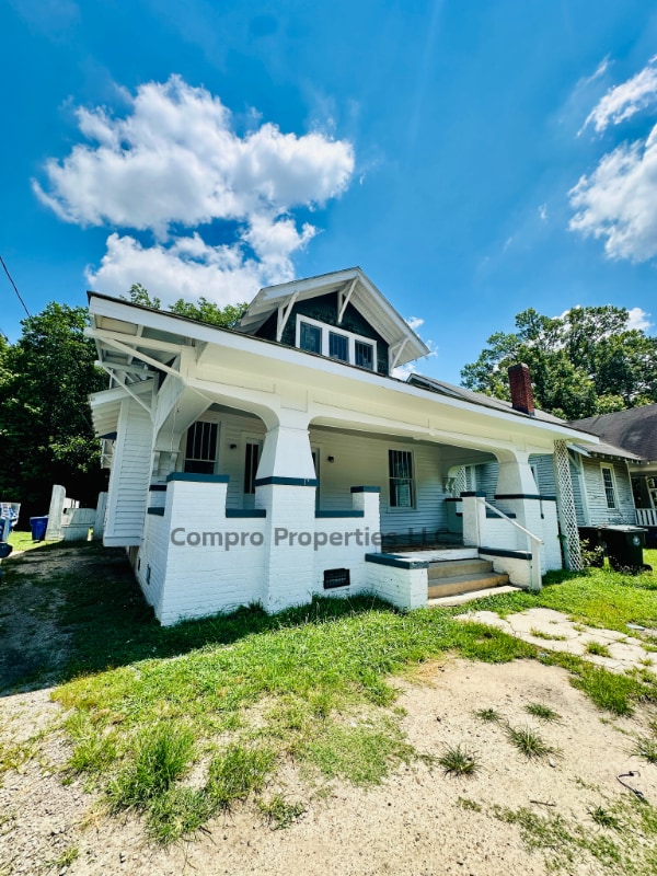 Photo - 702 Kenan St W House