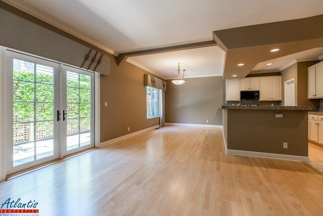 Building Photo - Gorgeous Townhouse | Hardwood Flooring | A/C