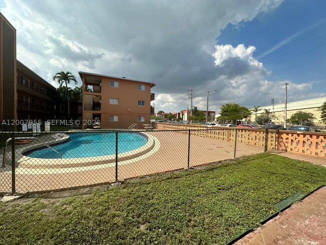 Building Photo - 2330 NW 11th St Unit 33