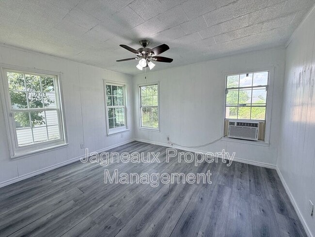 Photo - 525 Magnolia St