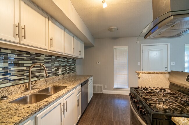 1BR, 1BA - 558SF - Kitchen