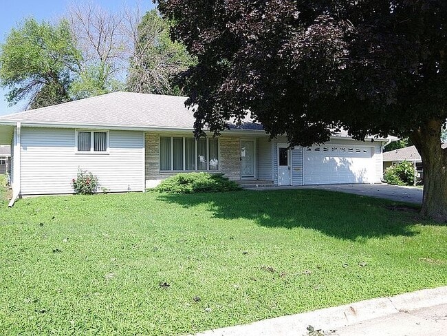 Building Photo - 1013 Maple Dr Rental