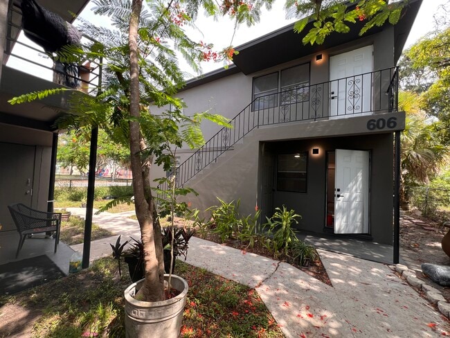 Building Photo - 606 6th St Unit 1