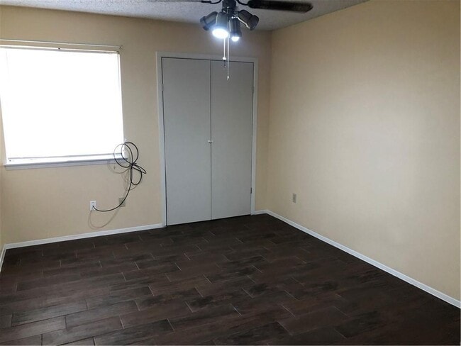 Photo - 1418 W Braker Ln