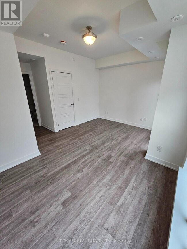 Photo - 861 Sheppard Ave W