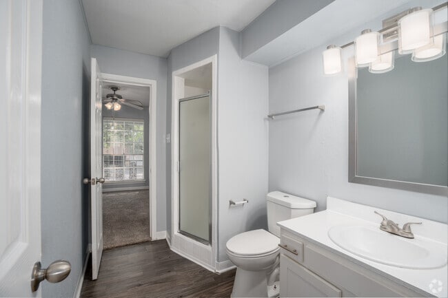 3BR, 2BA - 1,120SF - Bathroom