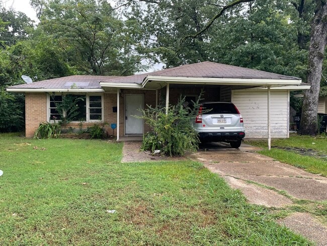 Building Photo - Spacious 3 Bedroom Home