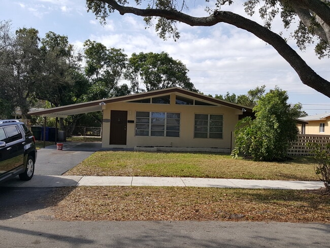 Cozy Remodeled 3/2 Home - 1721 NW 27th Terrace