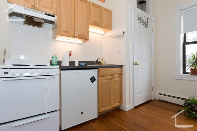 Building Photo - 9/1 No Fee! Charming, cozy Studio near Longwood/Fenway/Kenmore