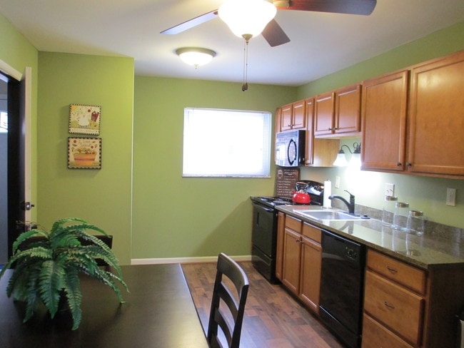 Kitchen - Cedarbrook Apartments